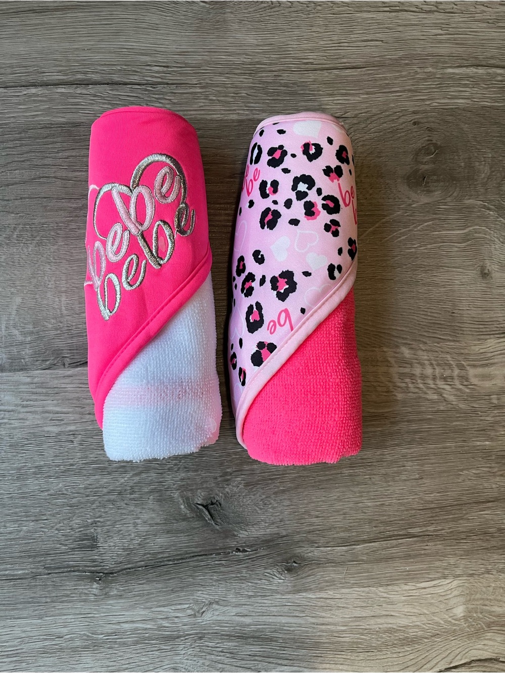 bebe Two-Pack Hooded Towels in Hot Pink & Light Pink Leopard